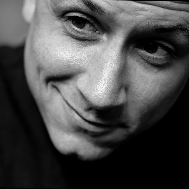 Porträtaufnahme von Christian Hilpert in Schwarz-Weiß, Gründer und Visionär hinter GAMunich.