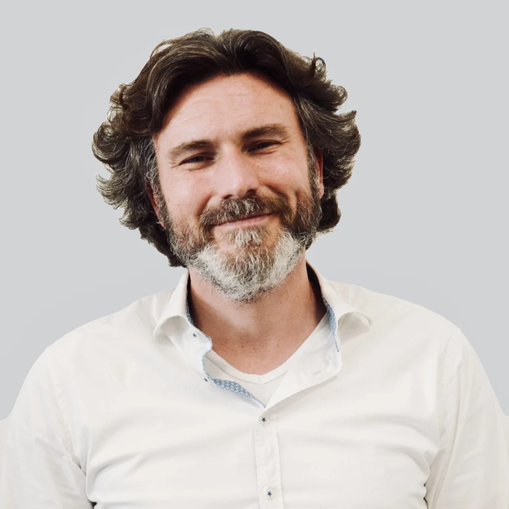 Porträt von Robert Horvat, Trainer und Digitalisierungsexperte bei GAMunich, vor neutralem Hintergrund.