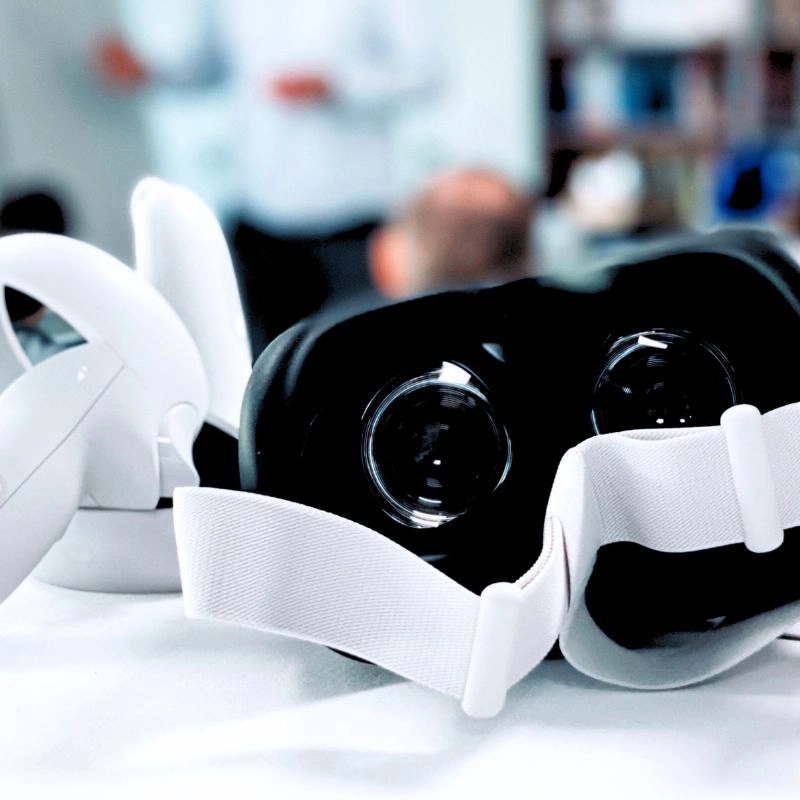 Virtual-Reality-Headset auf einem Tisch, verwendet für Industrie 4.0 Schulungen bei GA München