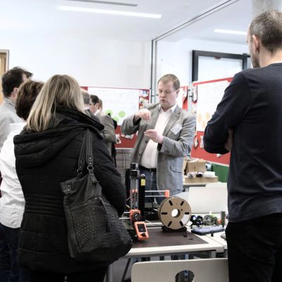 Lehrkräfte erhalten eine Einführung in die 3D-Drucktechnologie durch einen Experten bei einer Lehrerfortbildung.