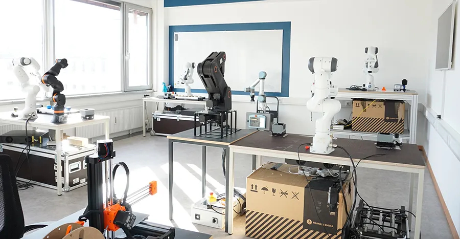 Modernes Schulungslabor mit Industrierobotern für Weiterbildung in Automatisierung und Digitalisierung.