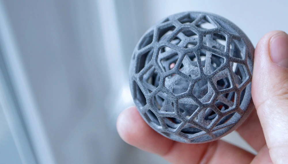 3D Druck Bauteil mit filigraner Gitterstruktur – modernes Design für industrielle Anwendungen.